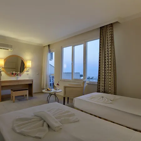 Larissa Club فندق 4*