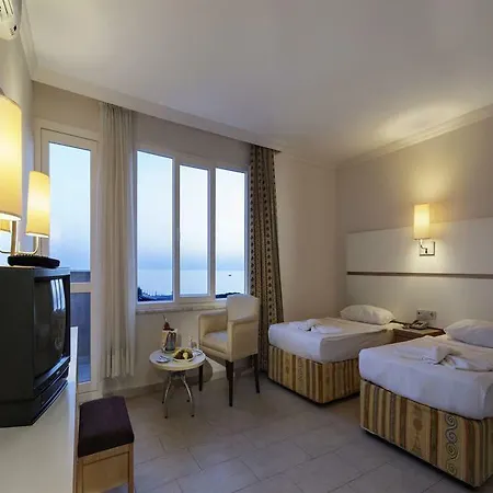Larissa Club فندق كوناكلي